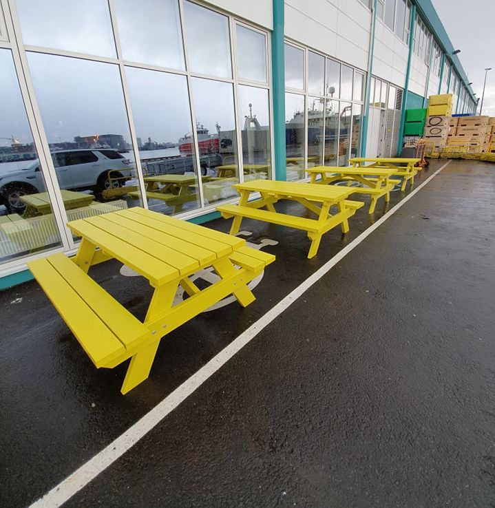 Gul bekkjaborð við Mathöll