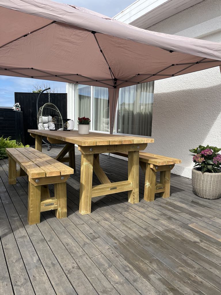 Garðhúsgögn - útiborð með stökum bekkjum