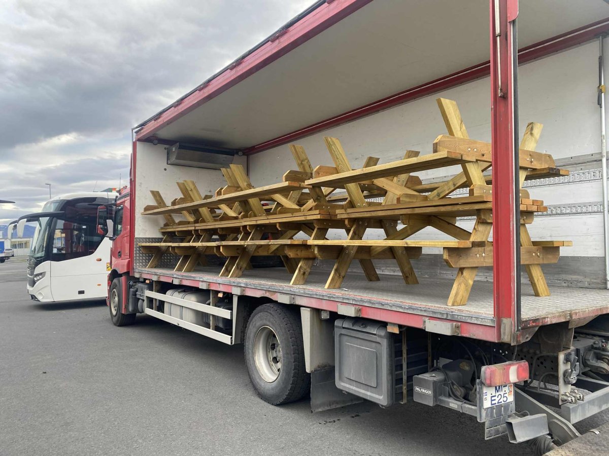 útiborð í flutniningi