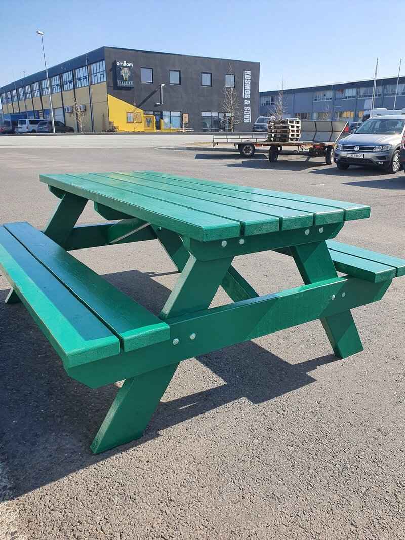 Bekkjaborð eða nestisborð með áföstum bekkjum