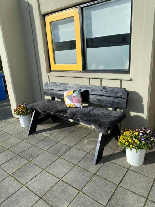 Bekkur með baki + Viðarvörn 