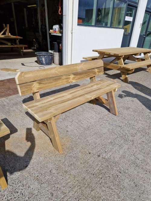 Garðbekkur með baki